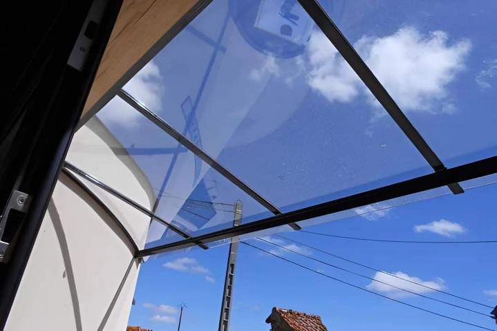 Protégez vos extérieurs avec élégance grâce à nos auvents sur mesure, offrant un abri pratique et esthétique contre les intempéries tout en valorisant votre façade.