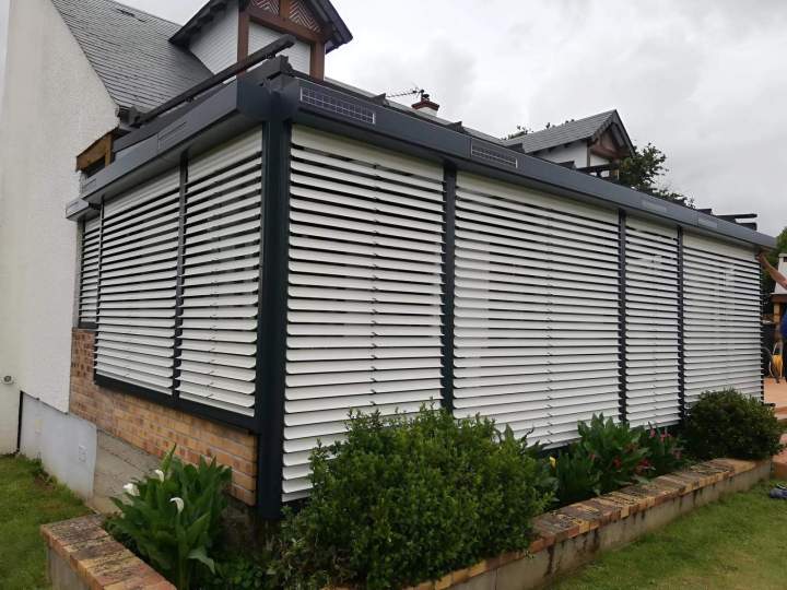 Optez pour la tranquillité et l'isolation avec nos volets de qualité supérieure, alliant sécurité, esthétisme et performance énergétique pour un confort optimal.