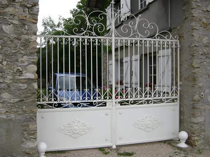 Sécurisez votre propriété avec style grâce à nos portails en acier robustes et esthétiques, offrant une protection durable et une première impression remarquable.