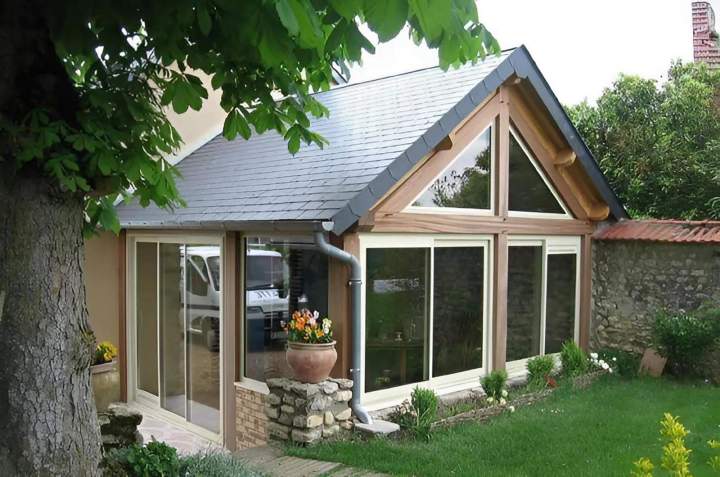 Profitez d'un espace de vie lumineux et confortable toute l'année grâce à nos vérandas en aluminium et acier, conçues sur mesure pour une intégration parfaite et une durabilité inégalée.