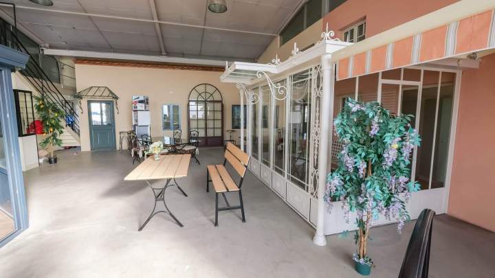 Profitez d'un espace de vie lumineux et confortable toute l'année grâce à nos vérandas en aluminium et acier, conçues sur mesure pour une intégration parfaite et une durabilité inégalée.