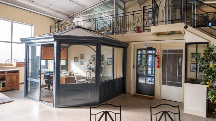 Laissez entrer la lumière et l'inspiration avec nos verrières et ateliers d'artistes sur mesure, des structures élégantes et fonctionnelles favorisant la créativité et le bien-être.